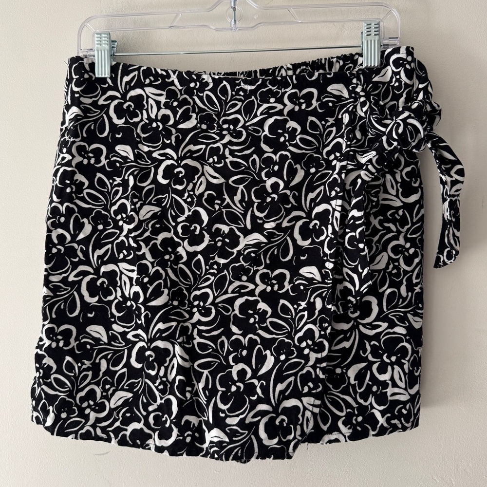 LOFT Black and White Floral Wrap‎ Tie Skort Stretchy Waistband